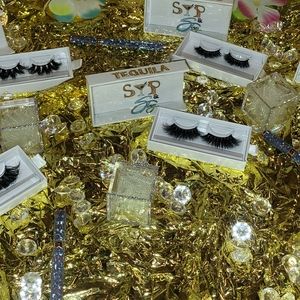 1 Pair Lashes & 1 Glue/Eyeliner Pen